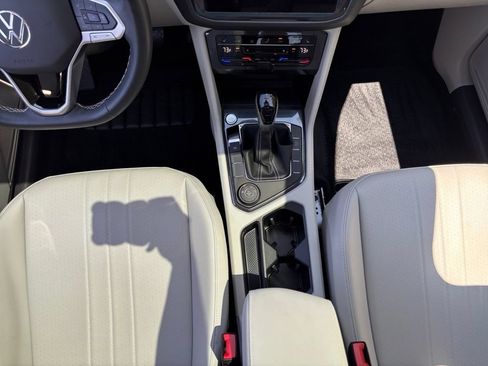 Used 2024 Volkswagen Tiguan SE AWD/4WD image 19