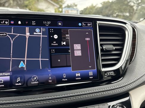 Used 2022 Chrysler Pacifica Limited image 32