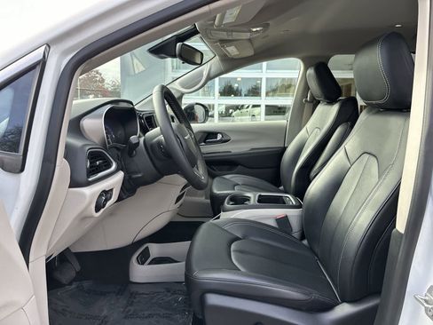 Certified 2024 Chrysler Pacifica Touring-L image 7