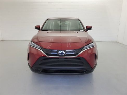 Used 2022 Toyota Venza LE image 3