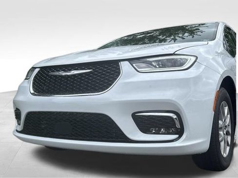 Used 2021 Chrysler Pacifica Touring FWD image 9