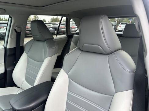 Used 2021 Toyota RAV4 XLE Premium image 12