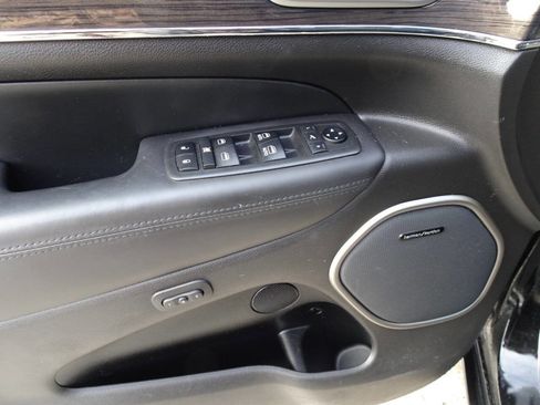 Used 2018 Jeep Grand Cherokee Overland image 13