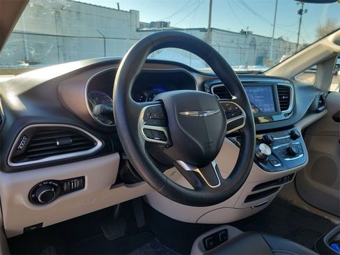 Used 2020 Chrysler Voyager Lxi image 21