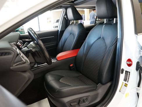 Used 2019 Toyota Camry SE FWD image 2