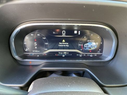 Used 2022 GMC Yukon XL SLT w/ SLT Premium Package image 24