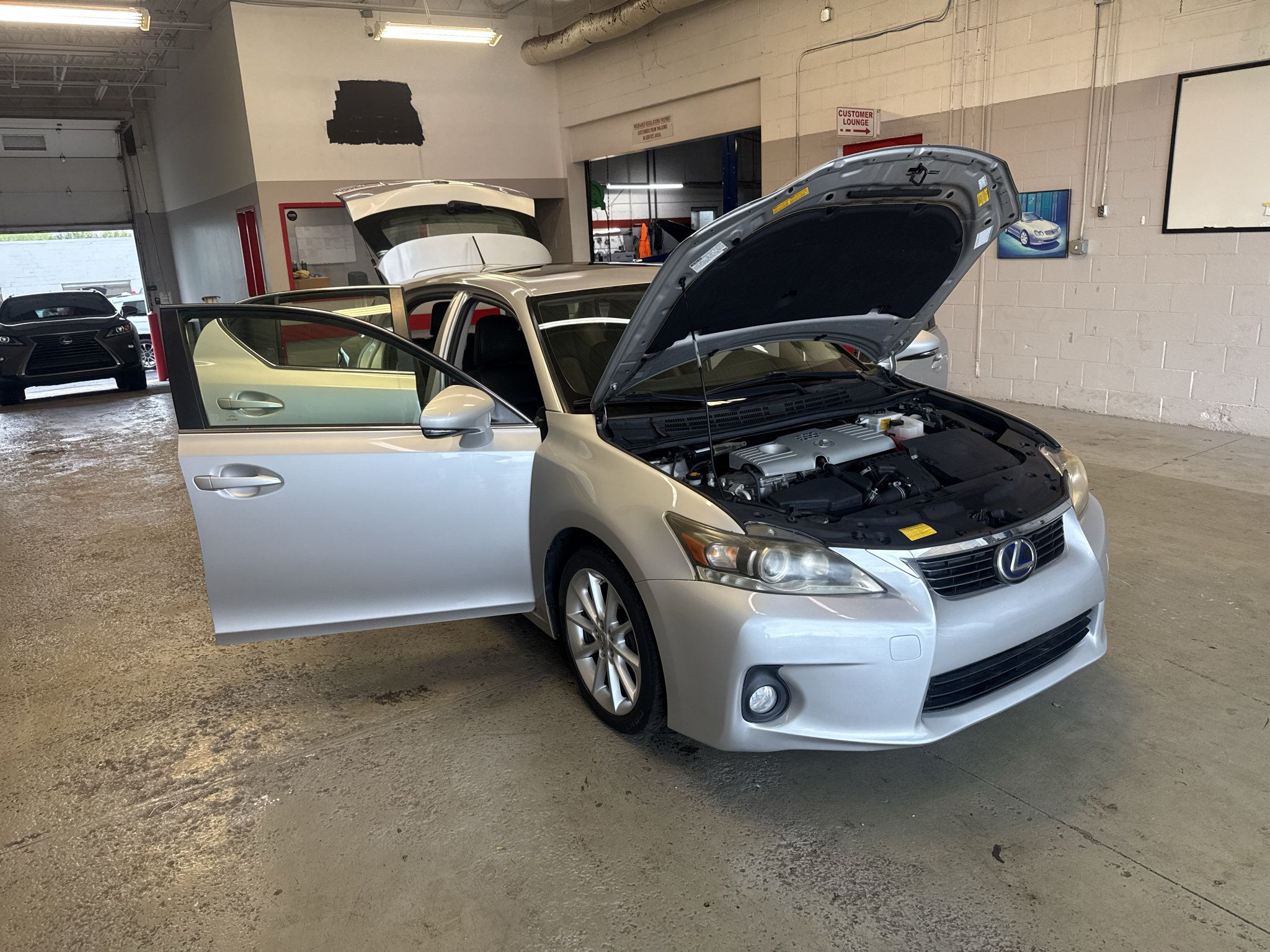 Used 2011 Lexus CT 200h Premium FWD image 9