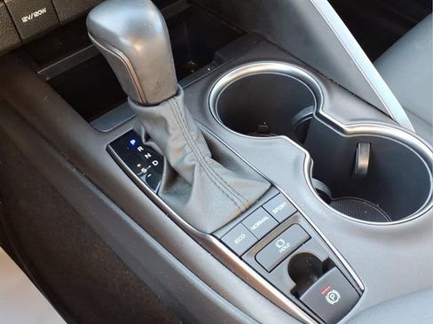 Used 2022 Toyota Camry SE image 11