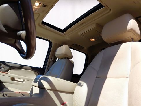 Used 2012 Chevrolet Avalanche LTZ image 9