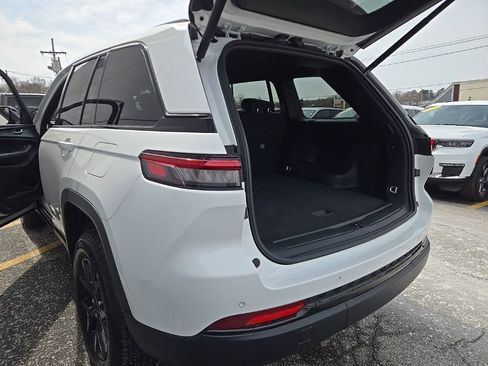 Certified 2025 Jeep Grand Cherokee Altitude image 11