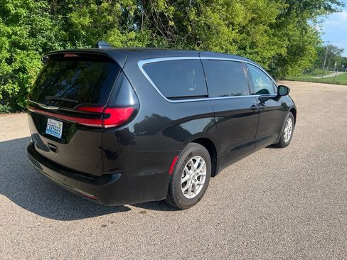 Used 2023 Chrysler Pacifica Touring-L FWD image 3
