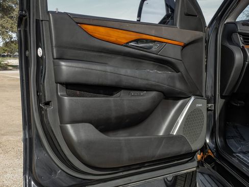 Used 2017 Cadillac Escalade Luxury image 48