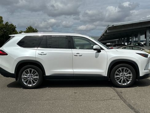 Used 2024 Toyota Grand Highlander AWD image 3
