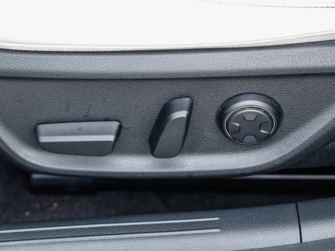 Used 2025 Genesis G70 2.5T image 21