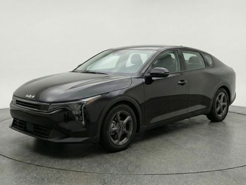 Used 2025 Kia K4 LXS image 3