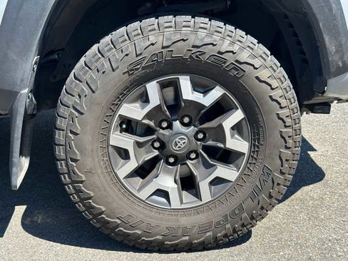 Used 2021 Toyota Tacoma TRD Off-Road w/ Technology Package AWD/4WD image 4