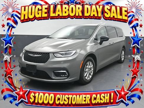 Used 2025 Chrysler Pacifica Select FWD image 1