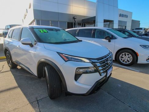 Used 2024 Nissan Rogue SV FWD image 2