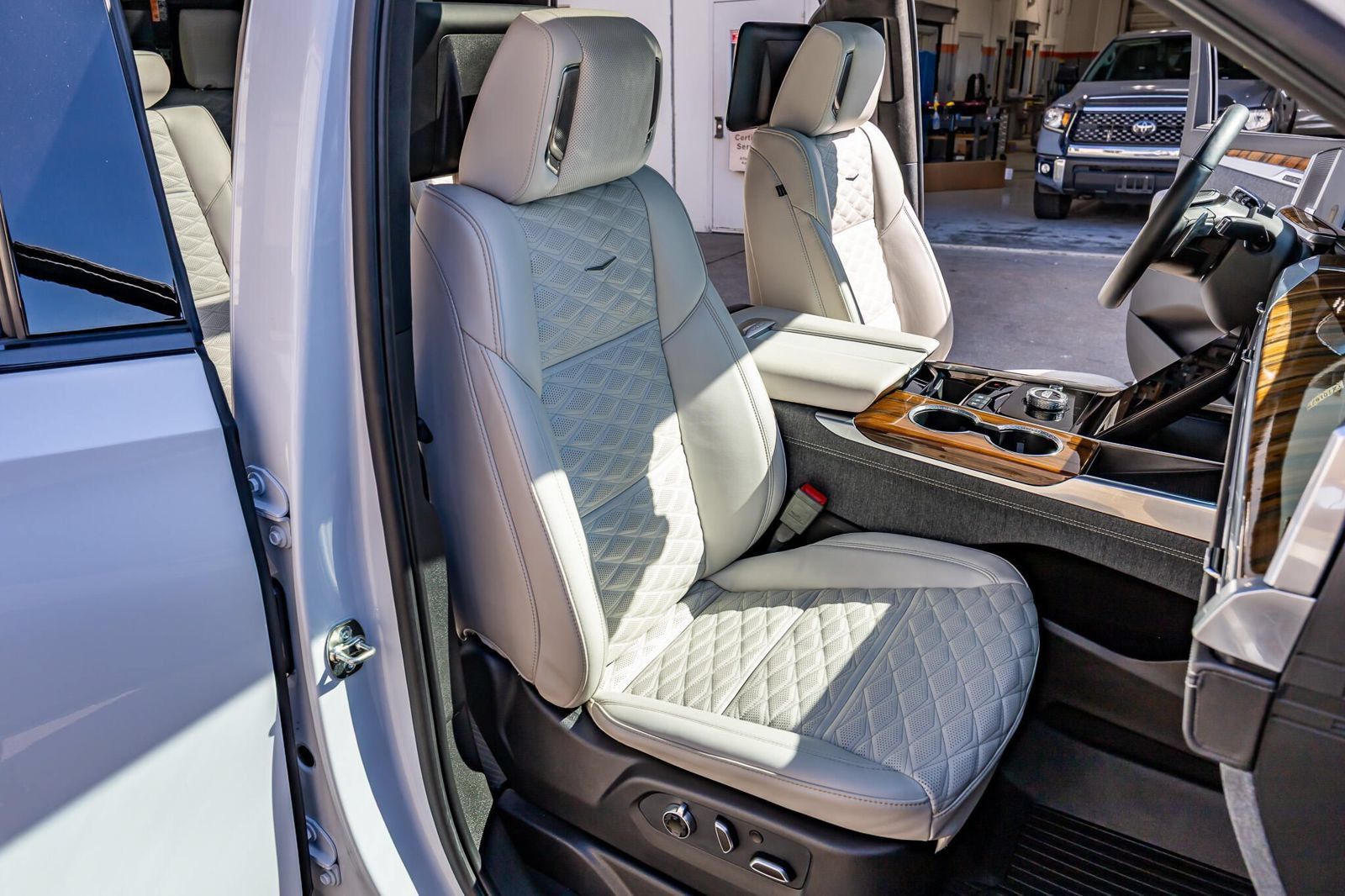 Used 2026 Cadillac Escalade Platinum Sport w/ LPO, Floor Liner Package AWD/4WD image 32