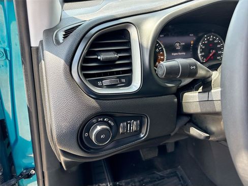 Used 2022 Jeep Renegade Latitude AWD/4WD image 10