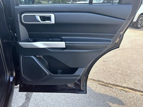 Used 2021 Ford Explorer XLT w/ Equipment Group 202A AWD/4WD image 18