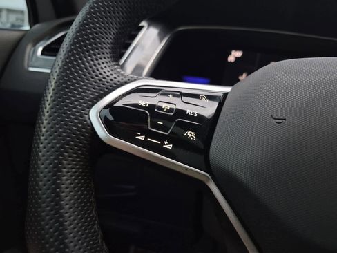 Used 2022 Volkswagen Tiguan SE R-Line image 19