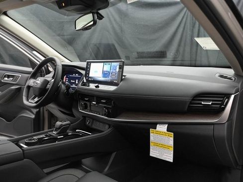 Used 2025 Nissan Rogue Platinum w/ Tech Package image 17