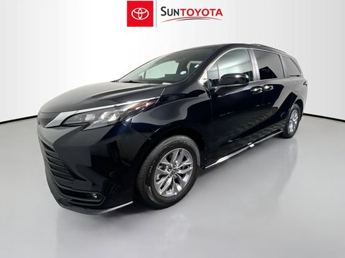 Used 2026 Toyota Sienna XLE image 9