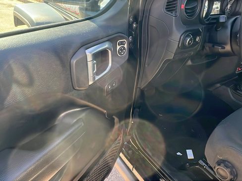 Used 2024 Jeep Wrangler Unlimited Rubicon w/ Convenience Group image 15