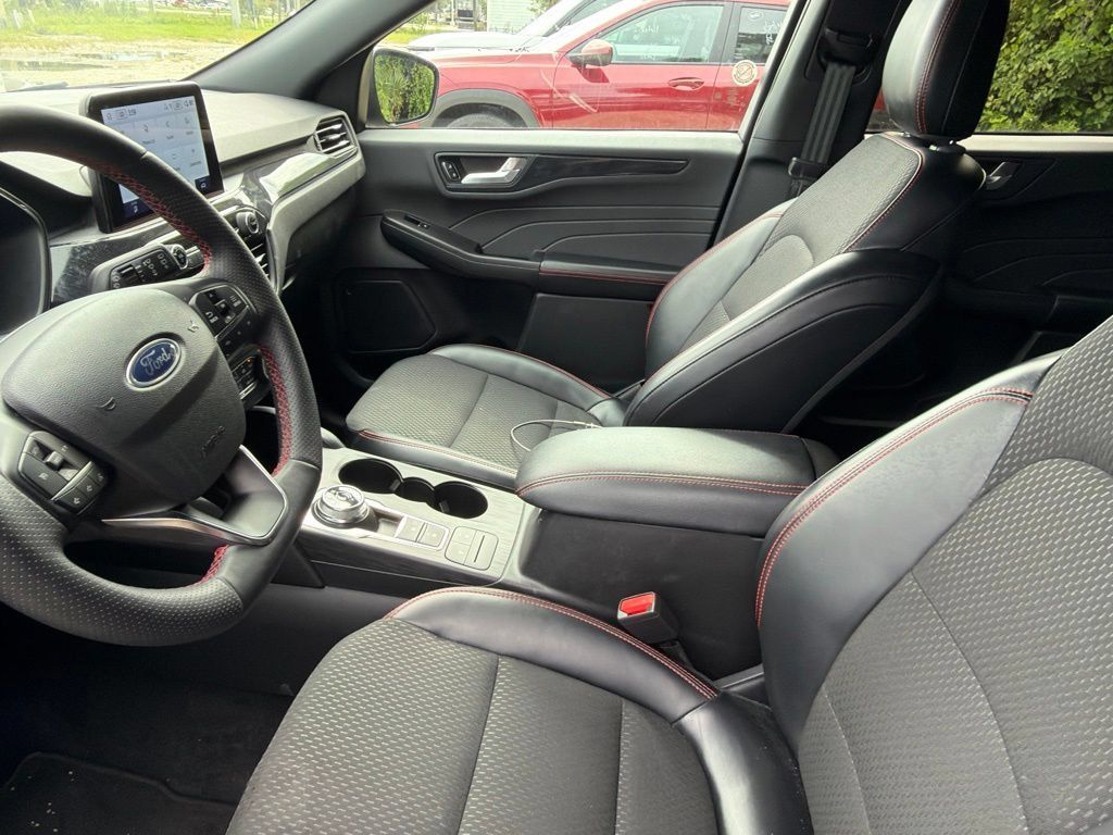 Used 2025 Ford Escape ST-Line FWD image 3