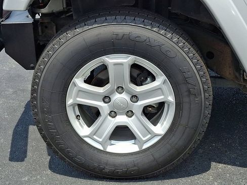 Used 2007 Jeep Wrangler Unlimited Sahara w/ Dual Top Group AWD/4WD image 8