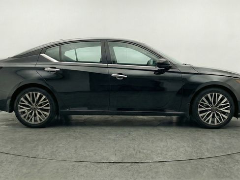 Used 2025 Nissan Altima 2.5 SV image 11