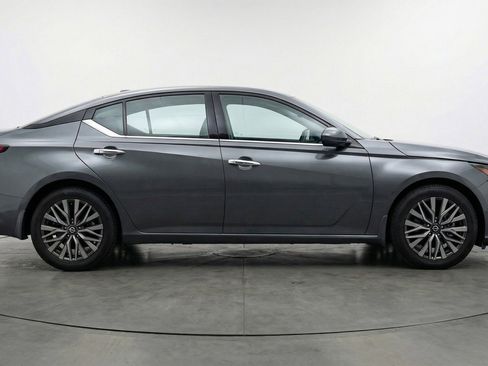Used 2025 Nissan Altima 2.5 SV image 11