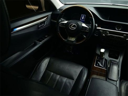 Used 2016 Lexus ES 350 w/ Luxury Package w/Wood Trim image 15