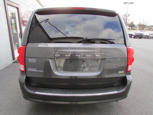Used 2016 Dodge Grand Caravan SE image 3