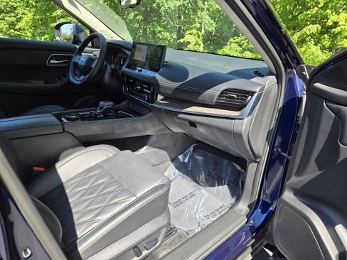 Used 2025 Nissan Rogue Platinum w/ Platinum Premium Package AWD/4WD image 24