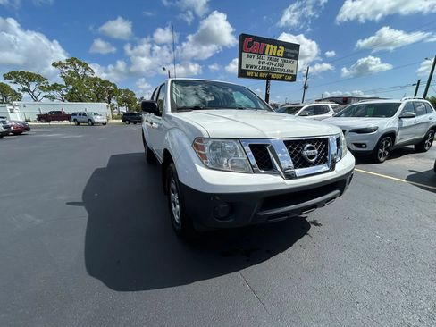 Used 2018 Nissan Frontier SV RWD image 1