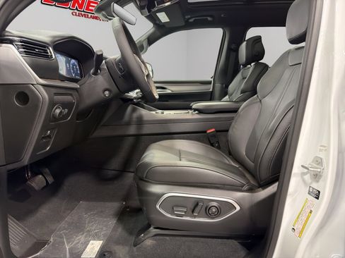 New 2026 Jeep Grand Wagoneer 4WD image 4