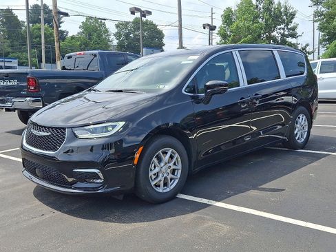 New 2026 Chrysler Pacifica Select image 2