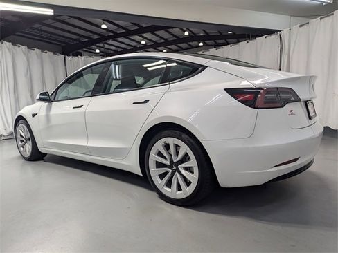 Used 2023 Tesla Model 3 Standard Range image 4