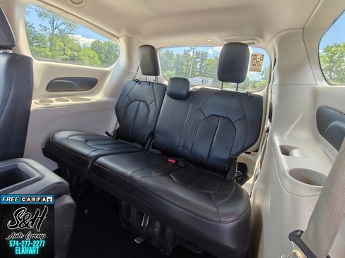 Used 2017 Chrysler Pacifica Touring-L FWD image 19