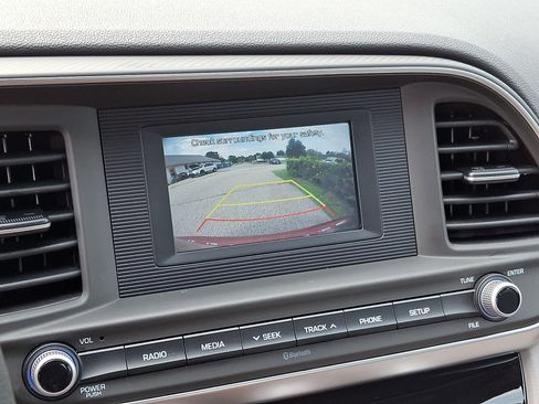 Used 2019 Hyundai Elantra SE FWD image 19