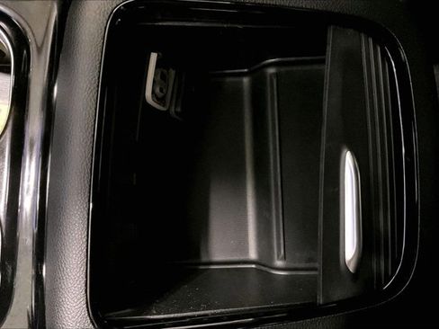 Used 2025 Chrysler Pacifica Limited FWD image 41