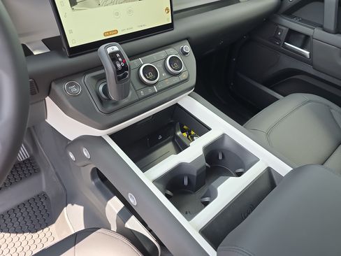 Certified 2025 Land Rover Defender 110 S AWD/4WD image 27