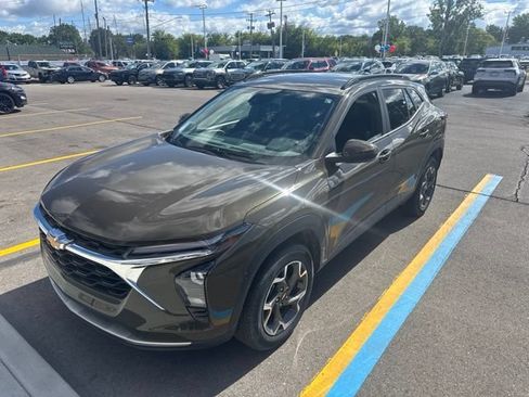 Used 2024 Chevrolet Trax LT FWD image 2