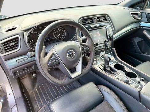 Used 2022 Nissan Maxima SR w/ Sport Mat Group FWD image 9
