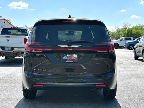 New 2026 Chrysler Pacifica Select image 14