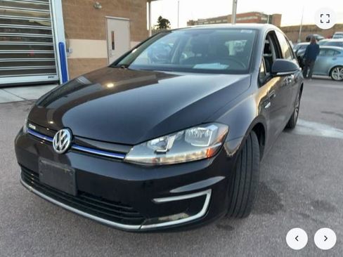 Used 2017 Volkswagen e-Golf SE w/ DC Fast Charging Package image 2