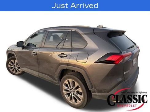 Used 2021 Toyota RAV4 XLE Premium image 15