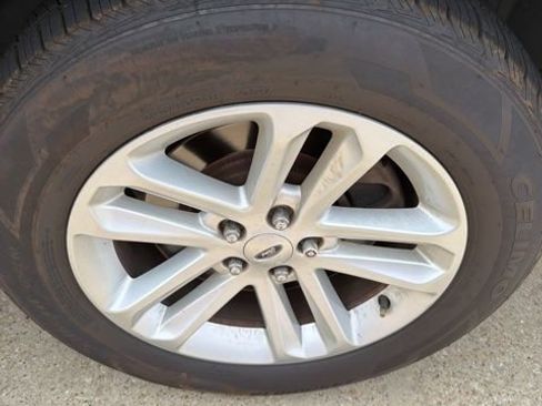 Used 2017 Ford Explorer XLT w/ Equipment Group 201A image 5